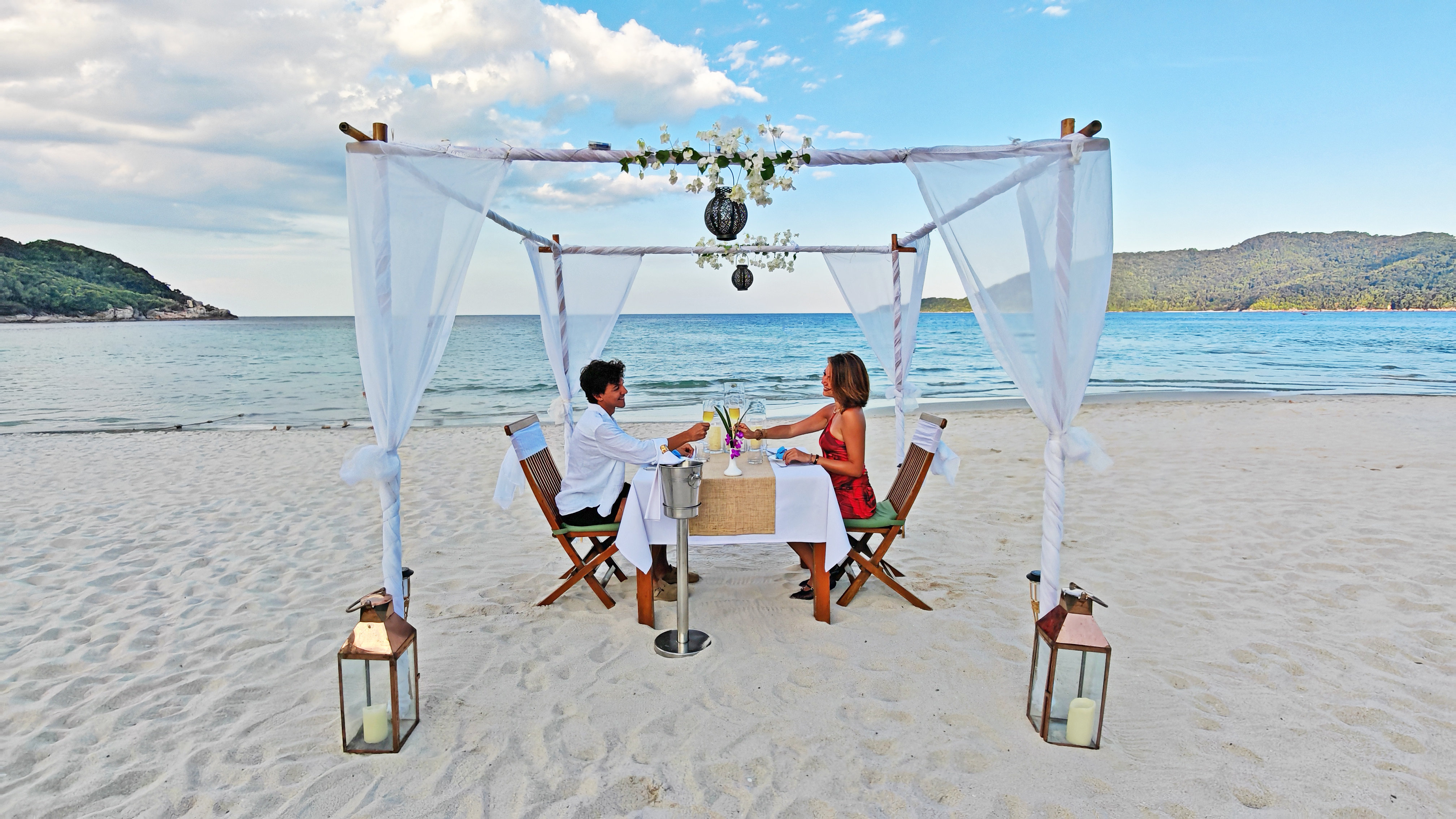 BESONDERE FEIERLICHKEITENAM STRAND